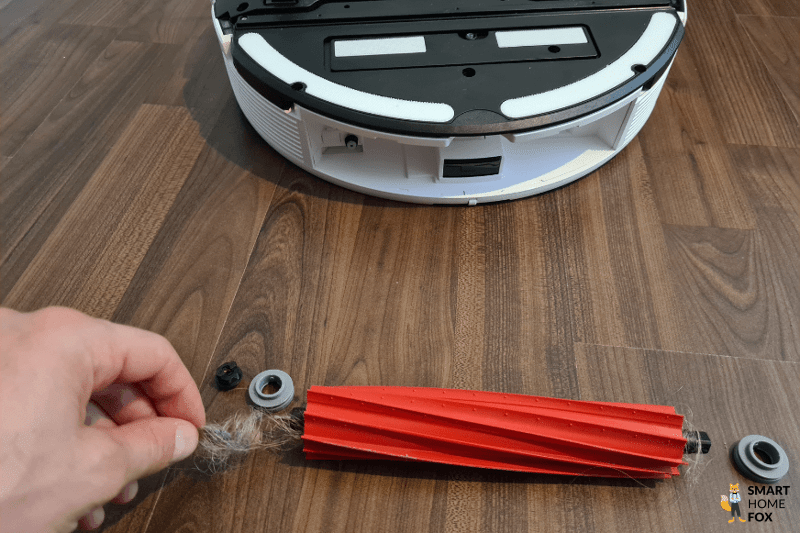 Es werden Haare aus der Hauptbürste des Roborock S7 Pro Ultra entfernt